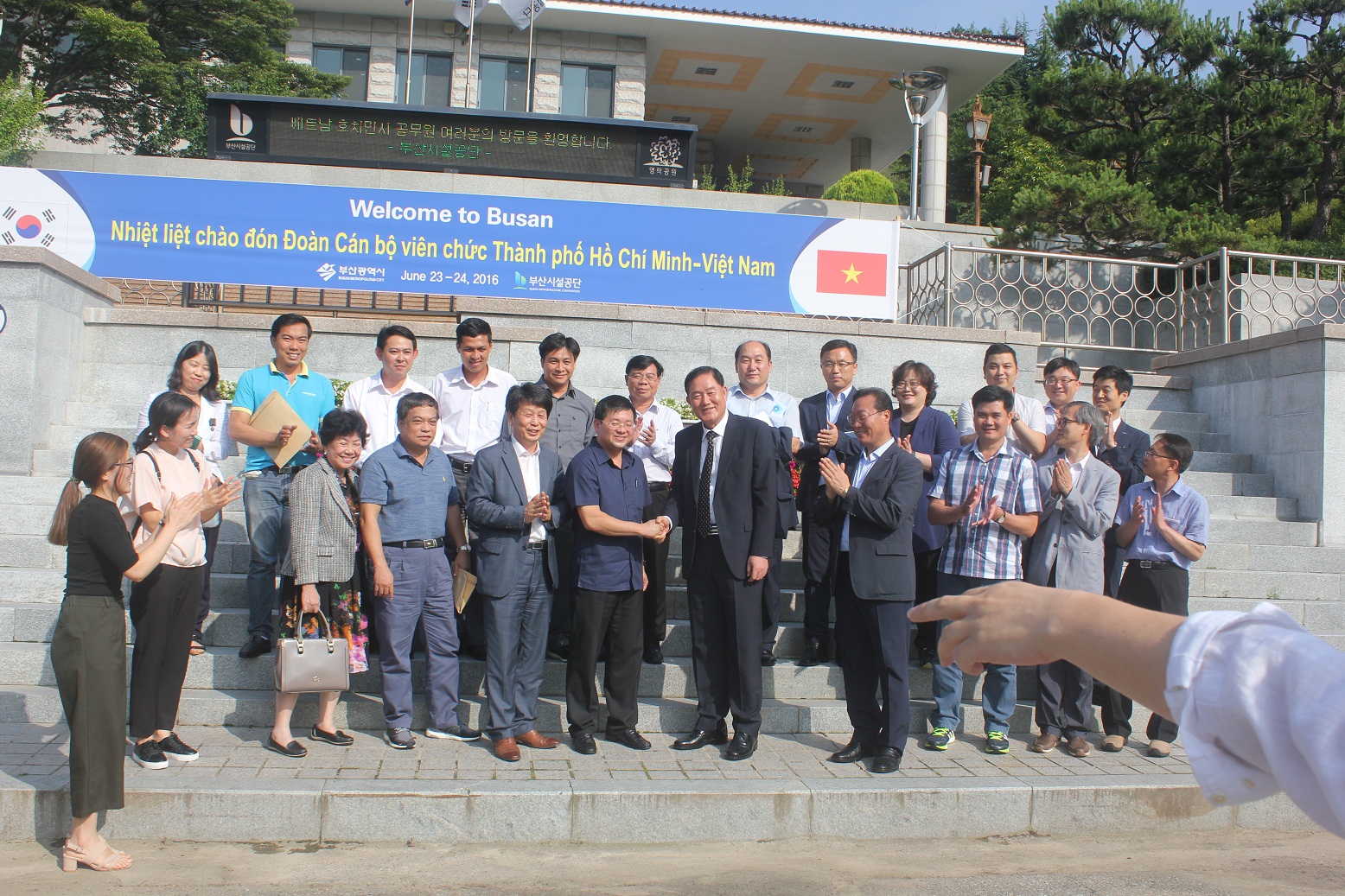 Đại diện thành phố Busan đón đoàn công tác