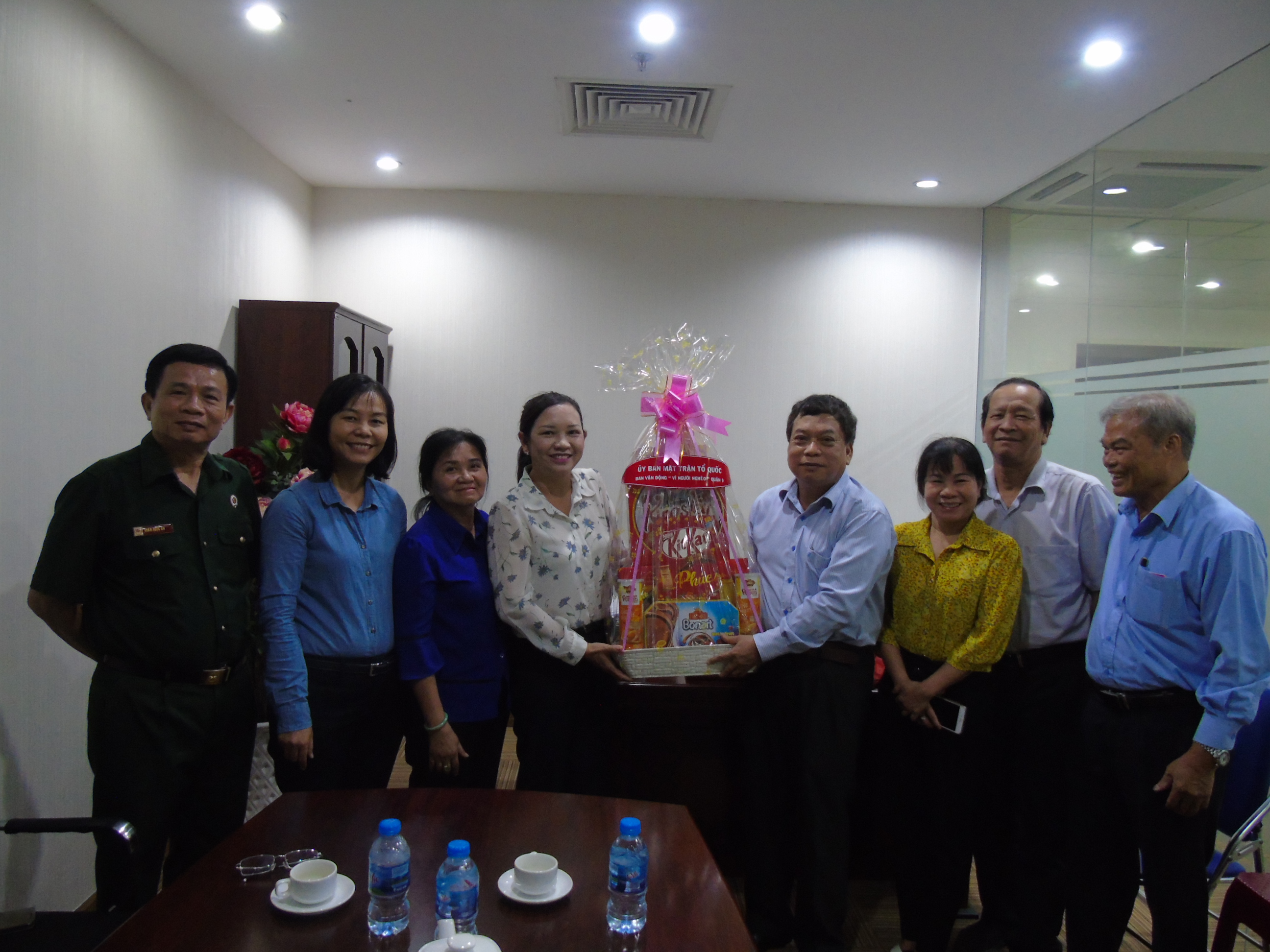 Ủy ban Mặt trận tổ quốc - Ban vận động vì người nghèo Quận 9 tặng quà Công ty CCB