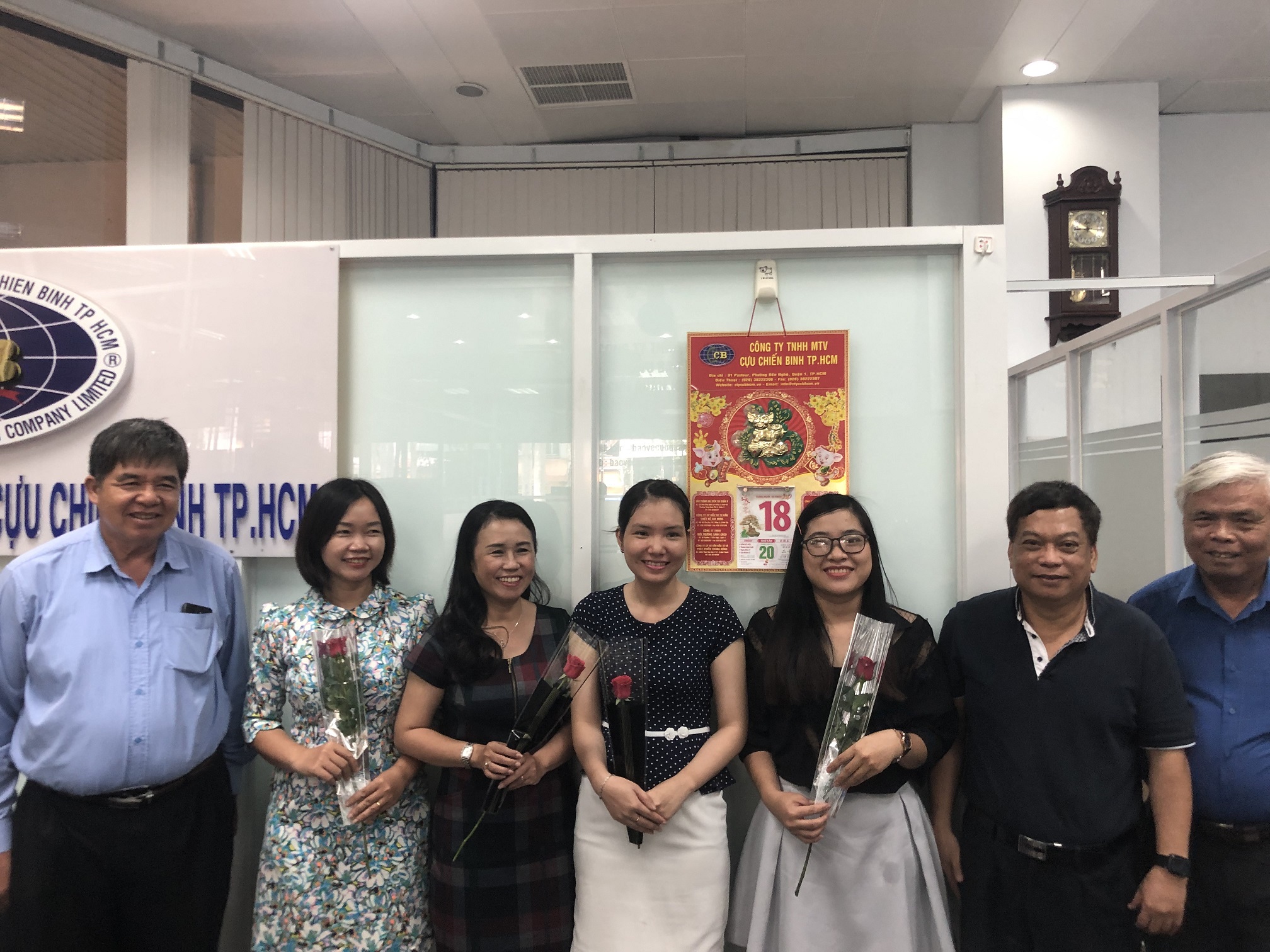 Công đoàn tăng quà CB.CNV ngày phụ nữ Việt Nam 20/10/2019