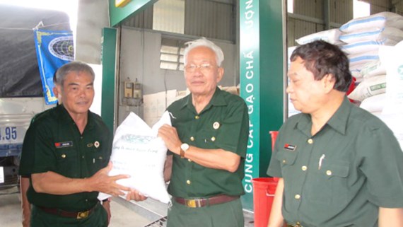 Nặng nghĩa tình đồng đội.