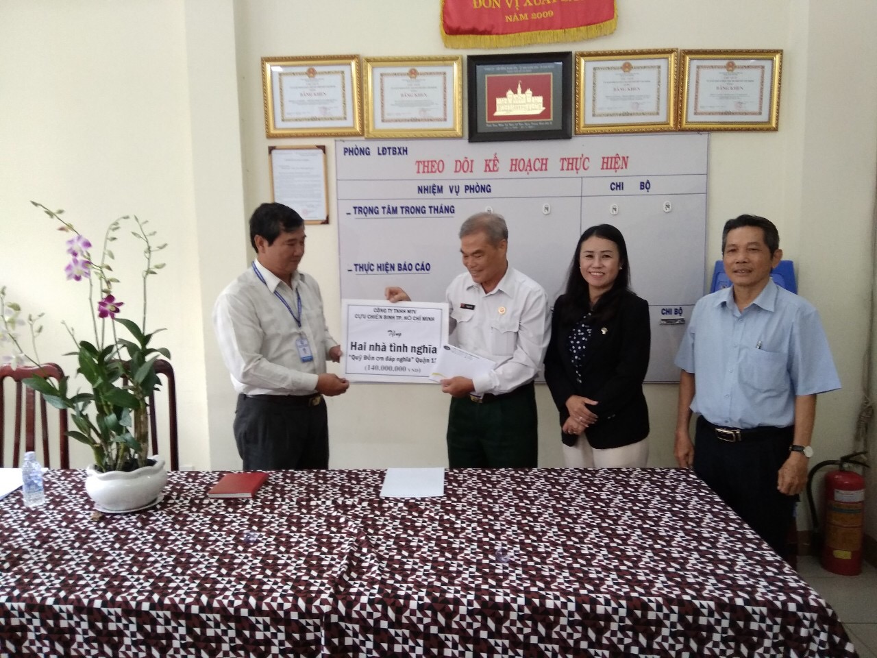 Trao 02 căn nhà tình nghĩa cho Quỹ đền ơn đáp nghĩa Q12