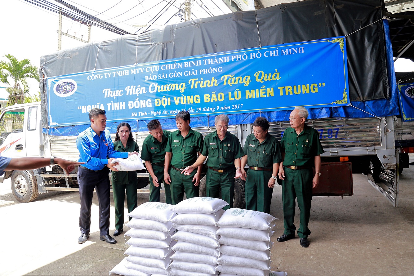 Tổ chức cứu trợ đồng đội, đồng bào vùng lũ các tỉnh miền Trung.